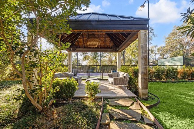 8 E Rivercrest Drive, Houston, TX 77042