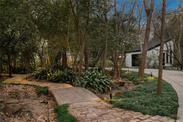 8 E Rivercrest Drive, Houston, TX 77042