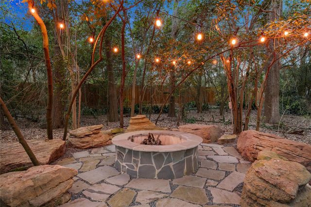 8 E Rivercrest Drive, Houston, TX 77042