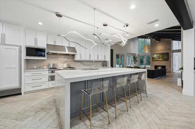 8 E Rivercrest Drive, Houston, TX 77042