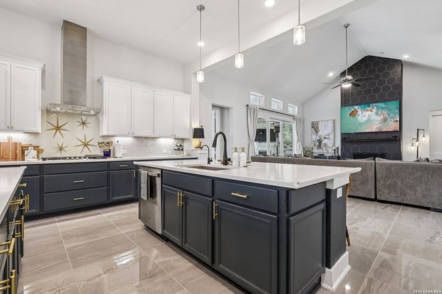 156 Moon, Castroville, TX 78009