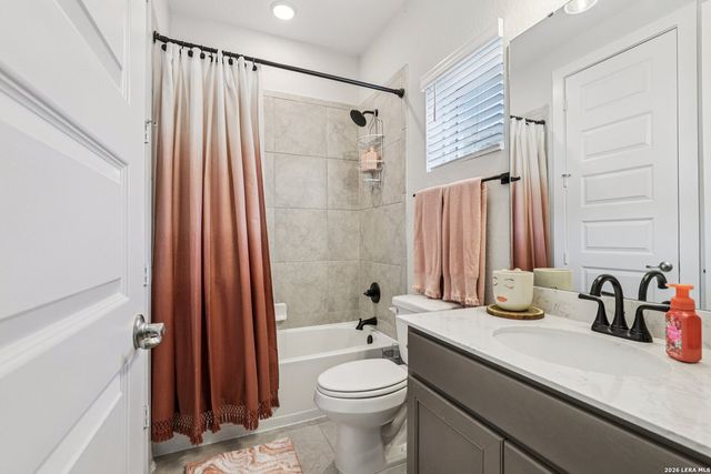 156 Moon, Castroville, TX 78009