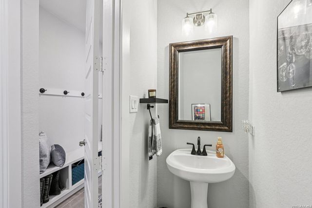 156 Moon, Castroville, TX 78009