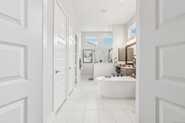 156 Moon, Castroville, TX 78009