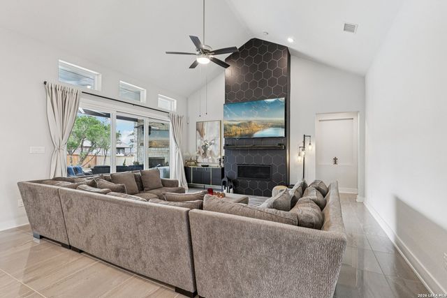 156 Moon, Castroville, TX 78009