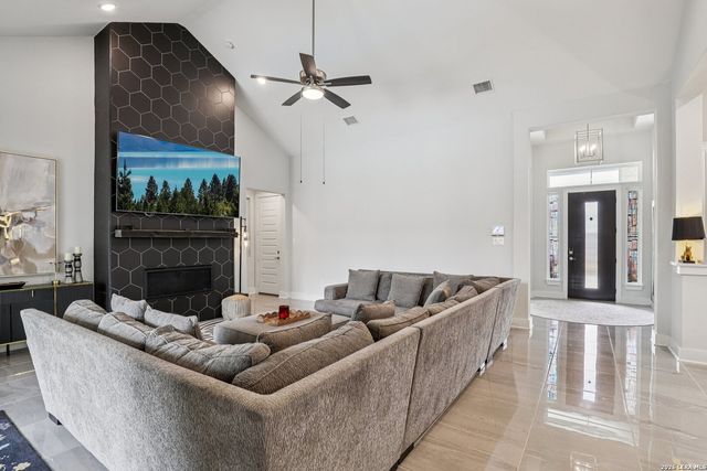 156 Moon, Castroville, TX 78009