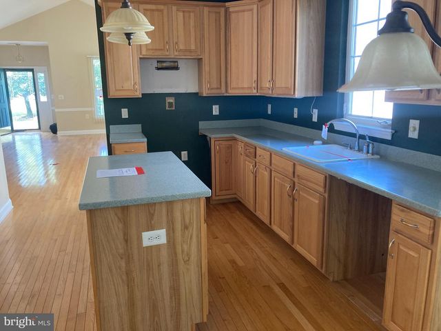 7 SWALLOW DR, Hamilton, NJ 08690