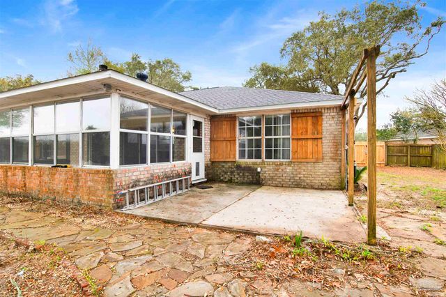 1024 Oak View Dr, Pensacola, FL 32506