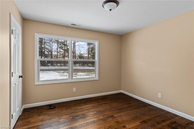 1090 Shalimar Drive, Winston-salem, NC 27127