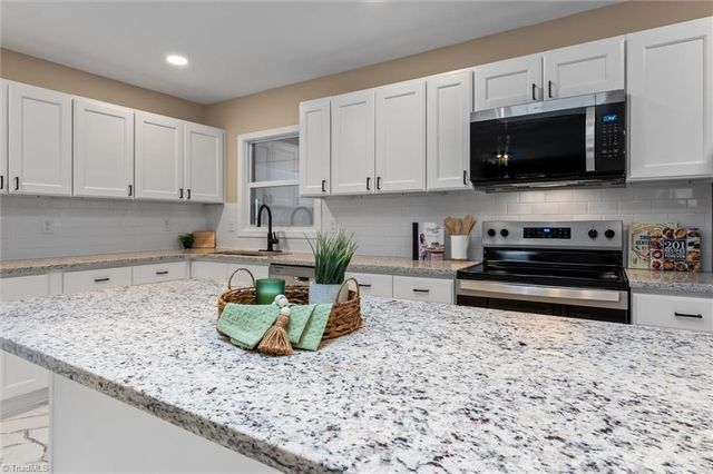 1090 Shalimar Drive, Winston-salem, NC 27127