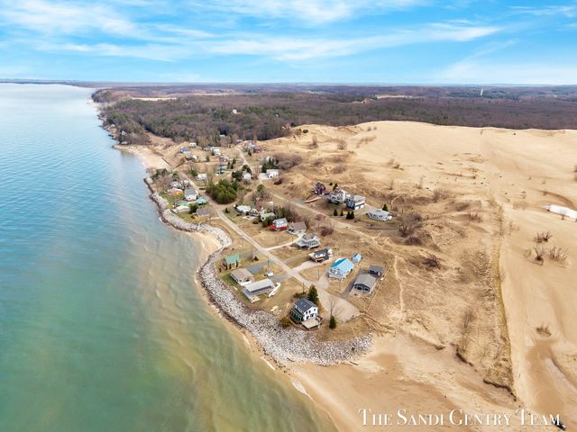 2767 N Lakeshore Drive, Mears, MI 49436