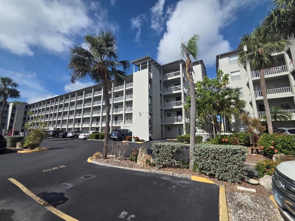 3368 LAKE BAYSHORE DRIVE 217 BUILDING P, Bradenton, FL 34205
