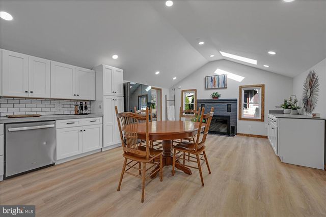 3 GREENLAWN DR, Bird In Hand, PA 17505