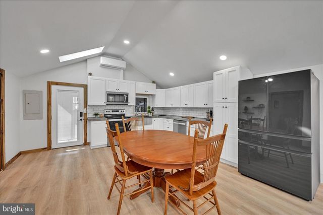 3 GREENLAWN DR, Bird In Hand, PA 17505