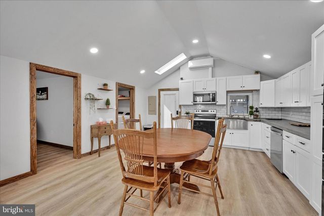 3 GREENLAWN DR, Bird In Hand, PA 17505