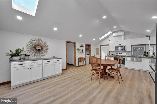 3 GREENLAWN DR, Bird In Hand, PA 17505
