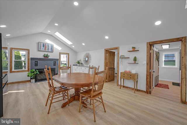 3 GREENLAWN DR, Bird In Hand, PA 17505
