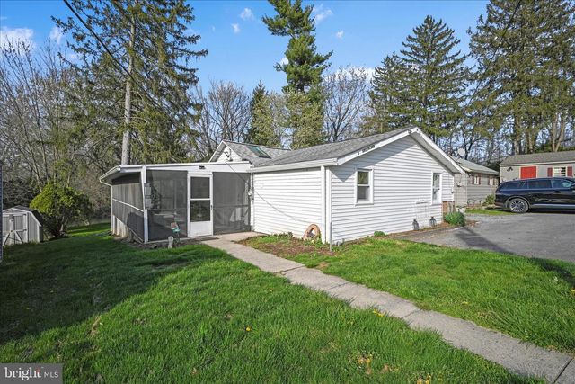 3 GREENLAWN DR, Bird In Hand, PA 17505
