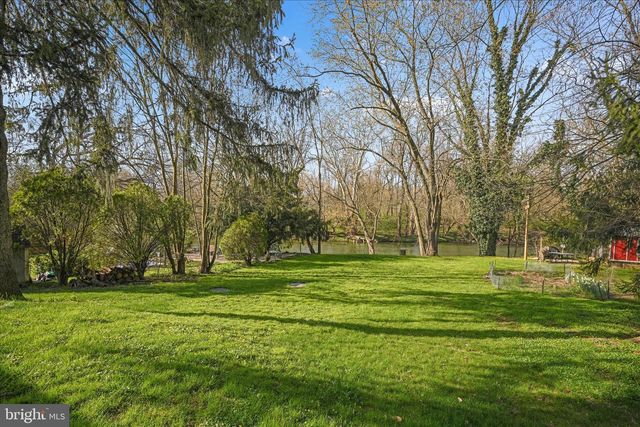 3 GREENLAWN DR, Bird In Hand, PA 17505