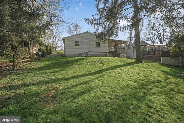 3 GREENLAWN DR, Bird In Hand, PA 17505