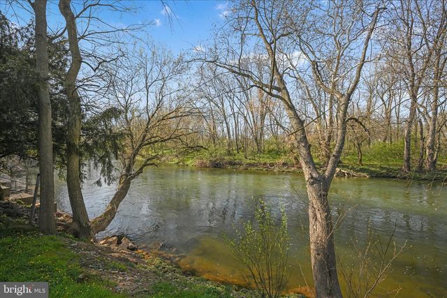 3 GREENLAWN DR, Bird In Hand, PA 17505