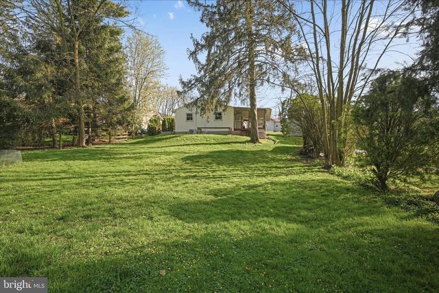 3 GREENLAWN DR, Bird In Hand, PA 17505