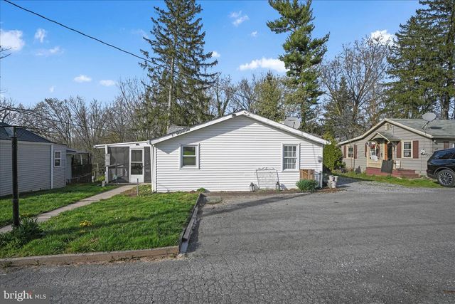 3 GREENLAWN DR, Bird In Hand, PA 17505
