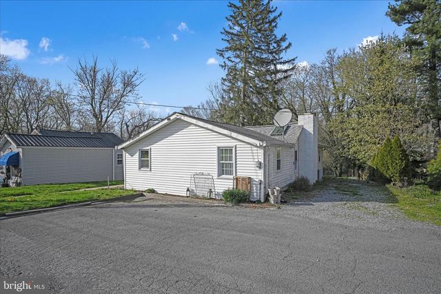3 GREENLAWN DR, Bird In Hand, PA 17505