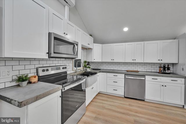 3 GREENLAWN DR, Bird In Hand, PA 17505