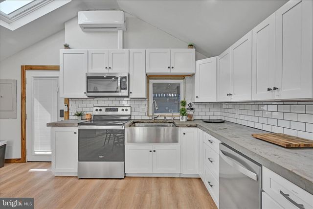 3 GREENLAWN DR, Bird In Hand, PA 17505