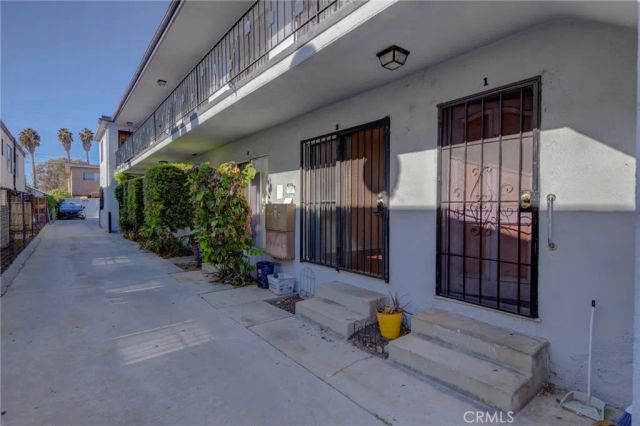 2615 Chariton Street, Los Angeles, CA 90034