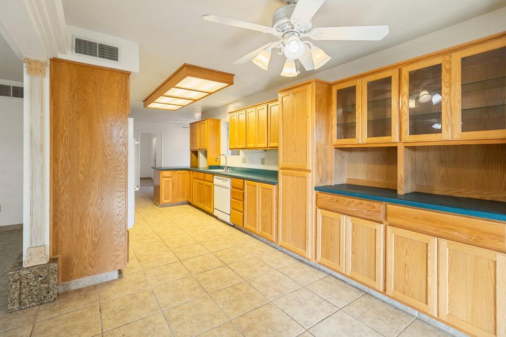Image 10 of property listing at 637 N Village Green Street, Porterville, CA 93257