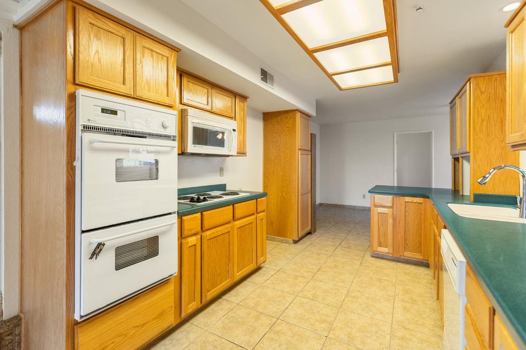 Image 12 of property listing at 637 N Village Green Street, Porterville, CA 93257