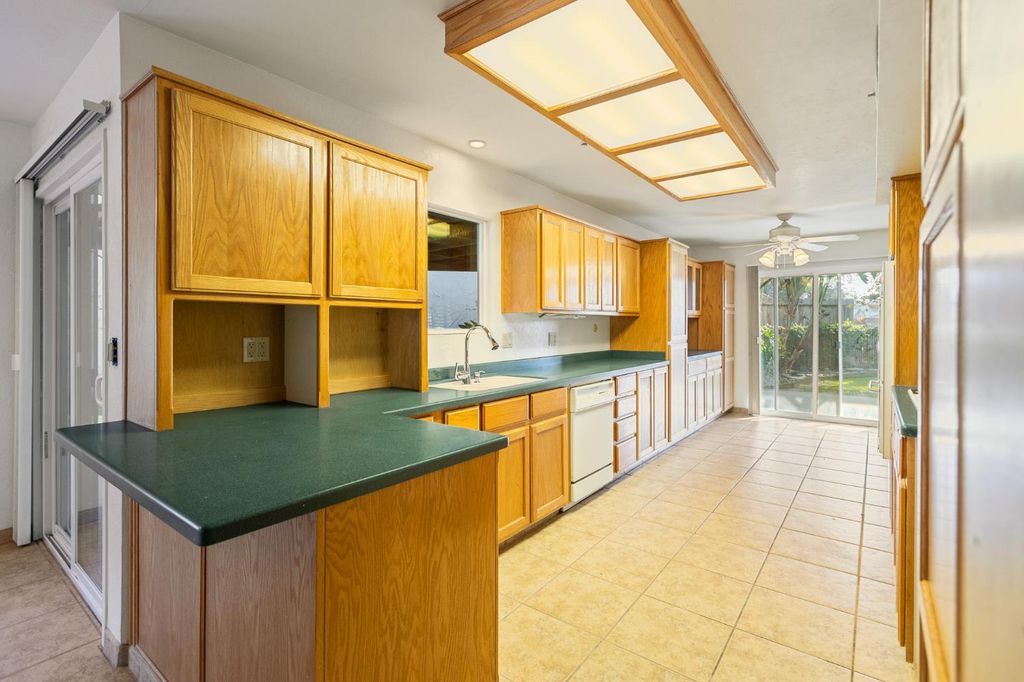 Image 13 of property listing at 637 N Village Green Street, Porterville, CA 93257