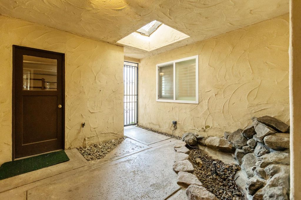 Image 3 of property listing at 637 N Village Green Street, Porterville, CA 93257