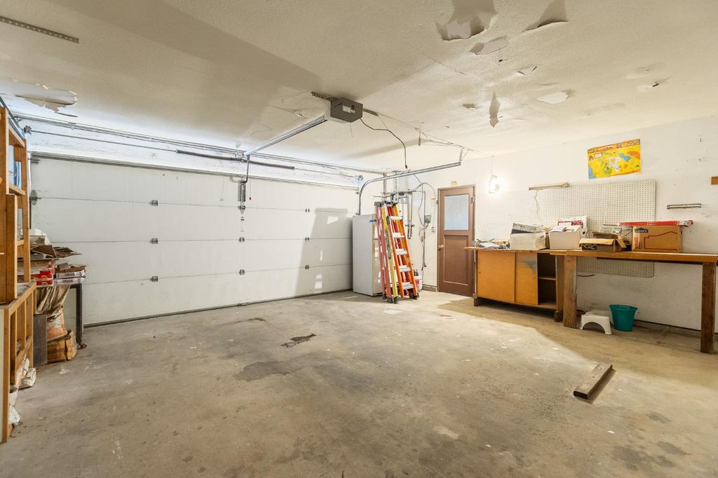 Image 37 of property listing at 637 N Village Green Street, Porterville, CA 93257