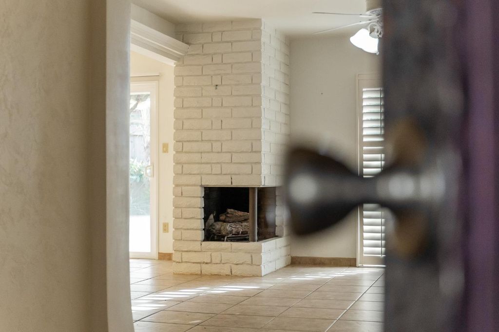 Image 4 of property listing at 637 N Village Green Street, Porterville, CA 93257