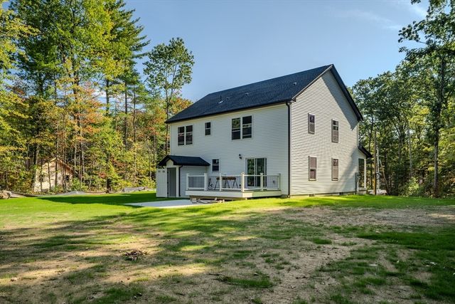 32 Country Ln, Palmer, MA 01069