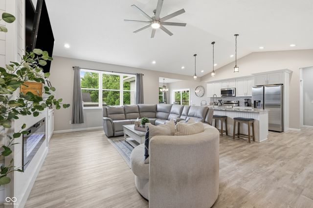 128 Woods Edge Boulevard E, Greencastle, IN 46135