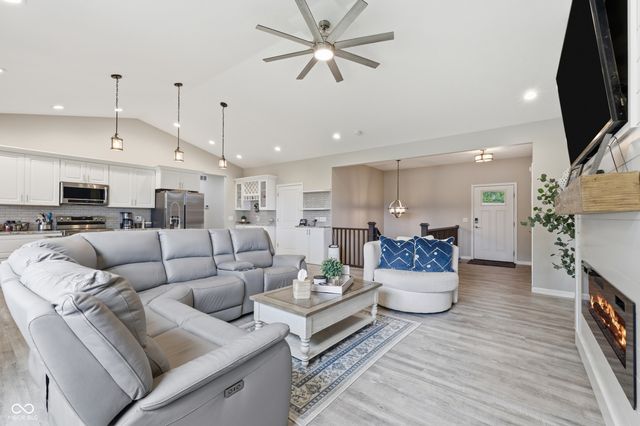 128 Woods Edge Boulevard E, Greencastle, IN 46135