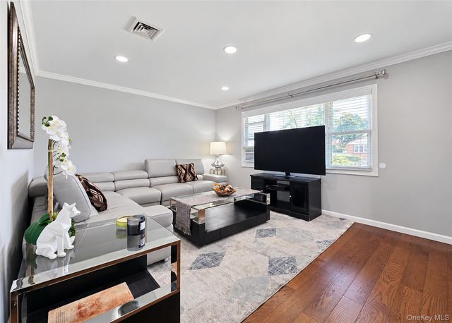 678 Clinton Avenue, Uniondale, NY 11553