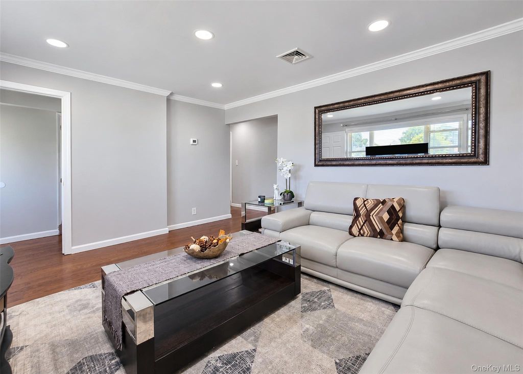 678 Clinton Avenue, Uniondale, NY 11553 — photo 5