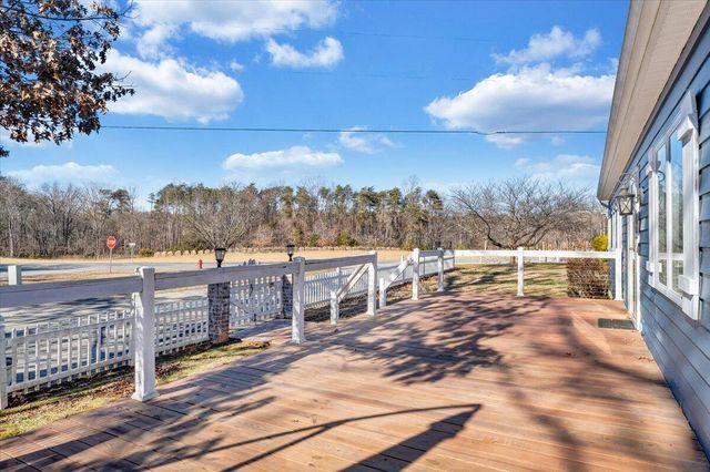 100 Sandpiper DR, Huddleston, VA 24104