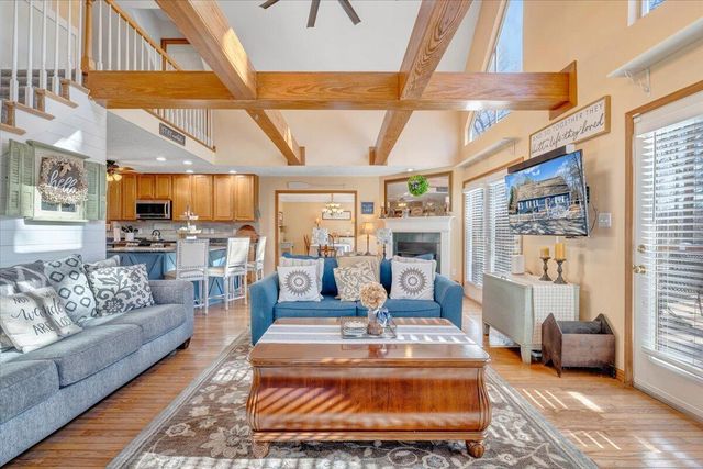 100 Sandpiper DR, Huddleston, VA 24104