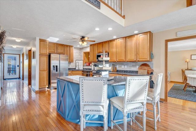 100 Sandpiper DR, Huddleston, VA 24104