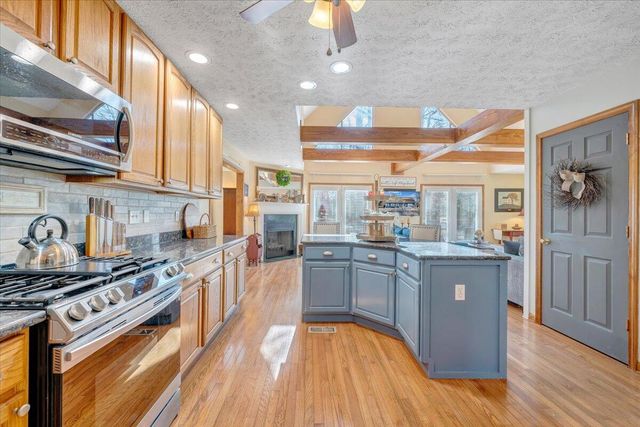 100 Sandpiper DR, Huddleston, VA 24104