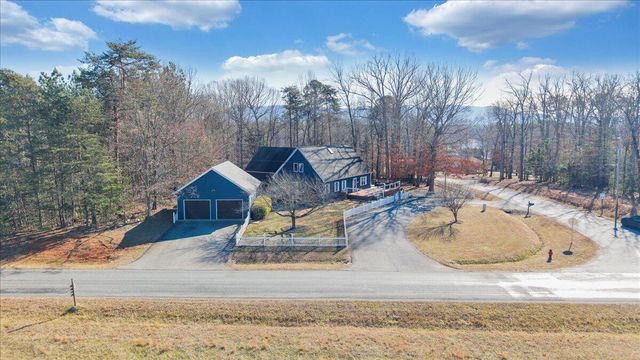 100 Sandpiper DR, Huddleston, VA 24104
