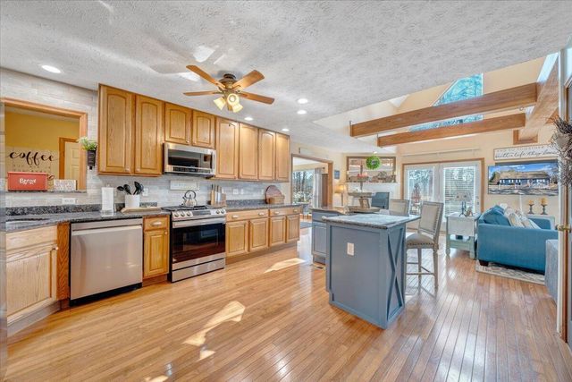 100 Sandpiper DR, Huddleston, VA 24104