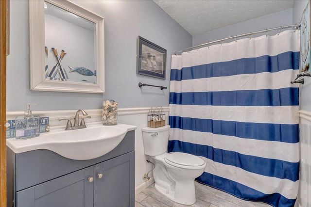 100 Sandpiper DR, Huddleston, VA 24104