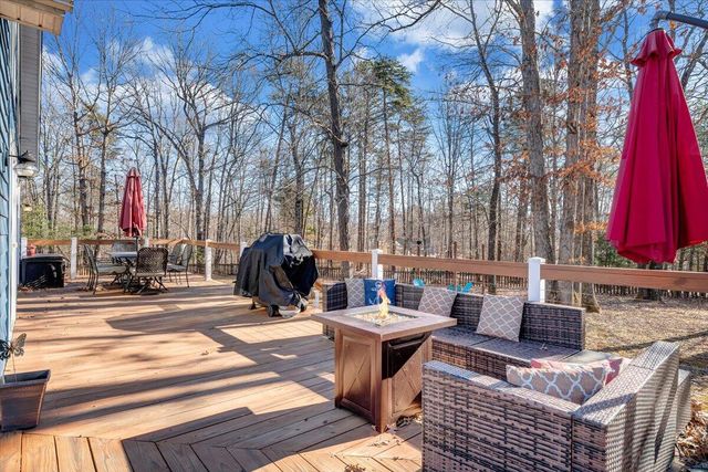 100 Sandpiper DR, Huddleston, VA 24104